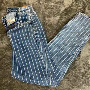 Brand new American eagle high-rise mom jeans! They have the perfect fit!